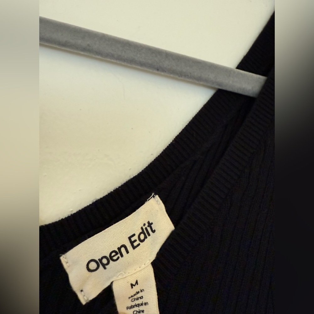 Open Edit Black Ribbed V-Neck Crop top - Picture 3 of 3